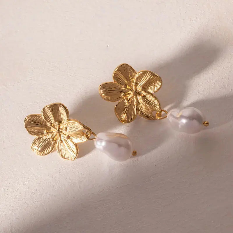 18KT Gold Plated Simple Style Flower Pearl Drop Earrings TK GOLD